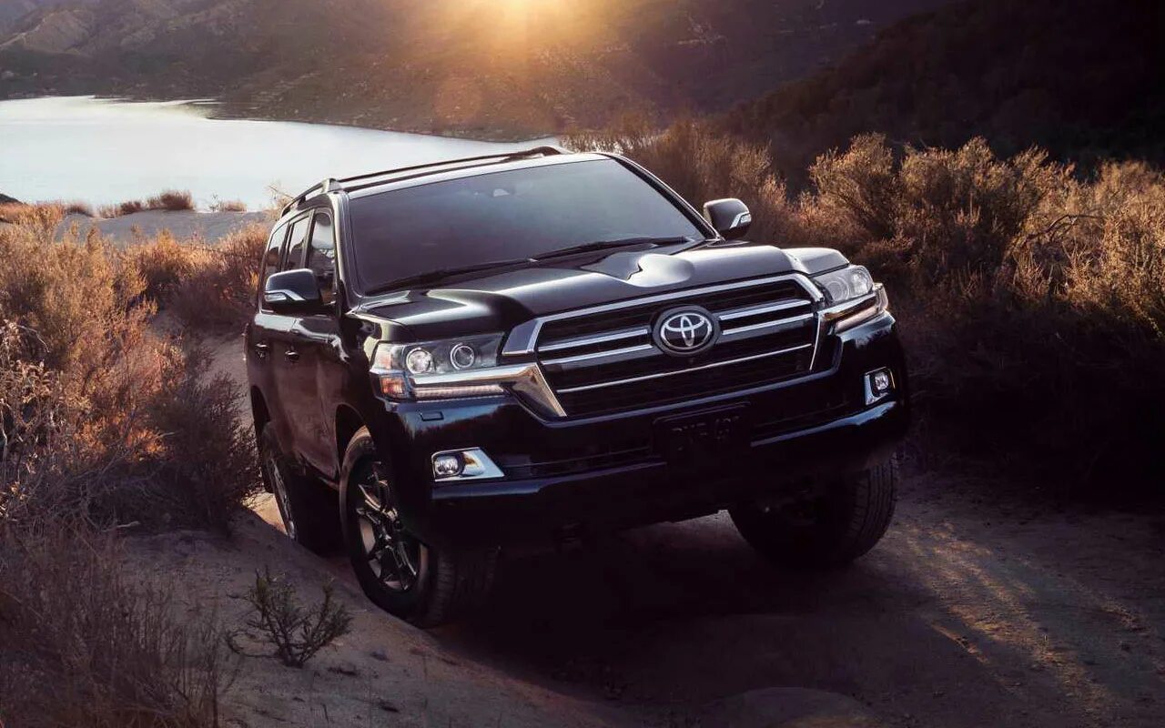 Скачать обои дорога, скорость, серебристый, Toyota, седан, stance, Тойота, в дви