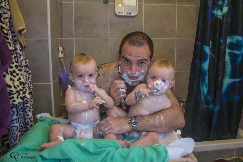 Отец с близнецами. Папа с близнецами мальчиками. Смешные фотосессии с родители с ребенком. Мама бреет видео