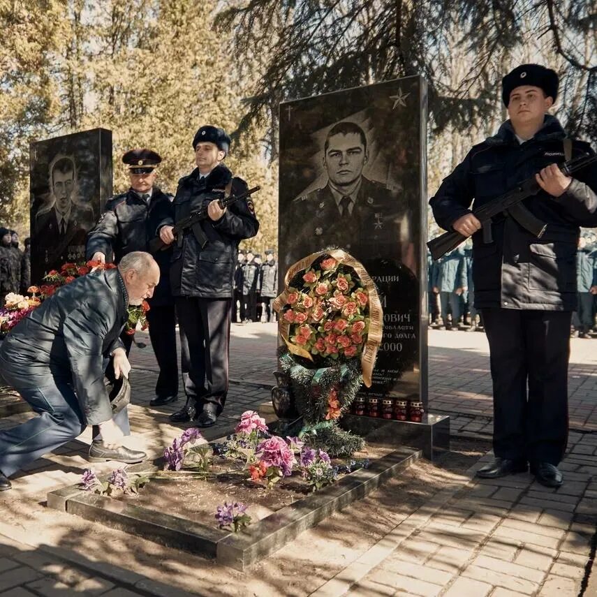 Курск похоронили. Герои куряне. Памятник герою.