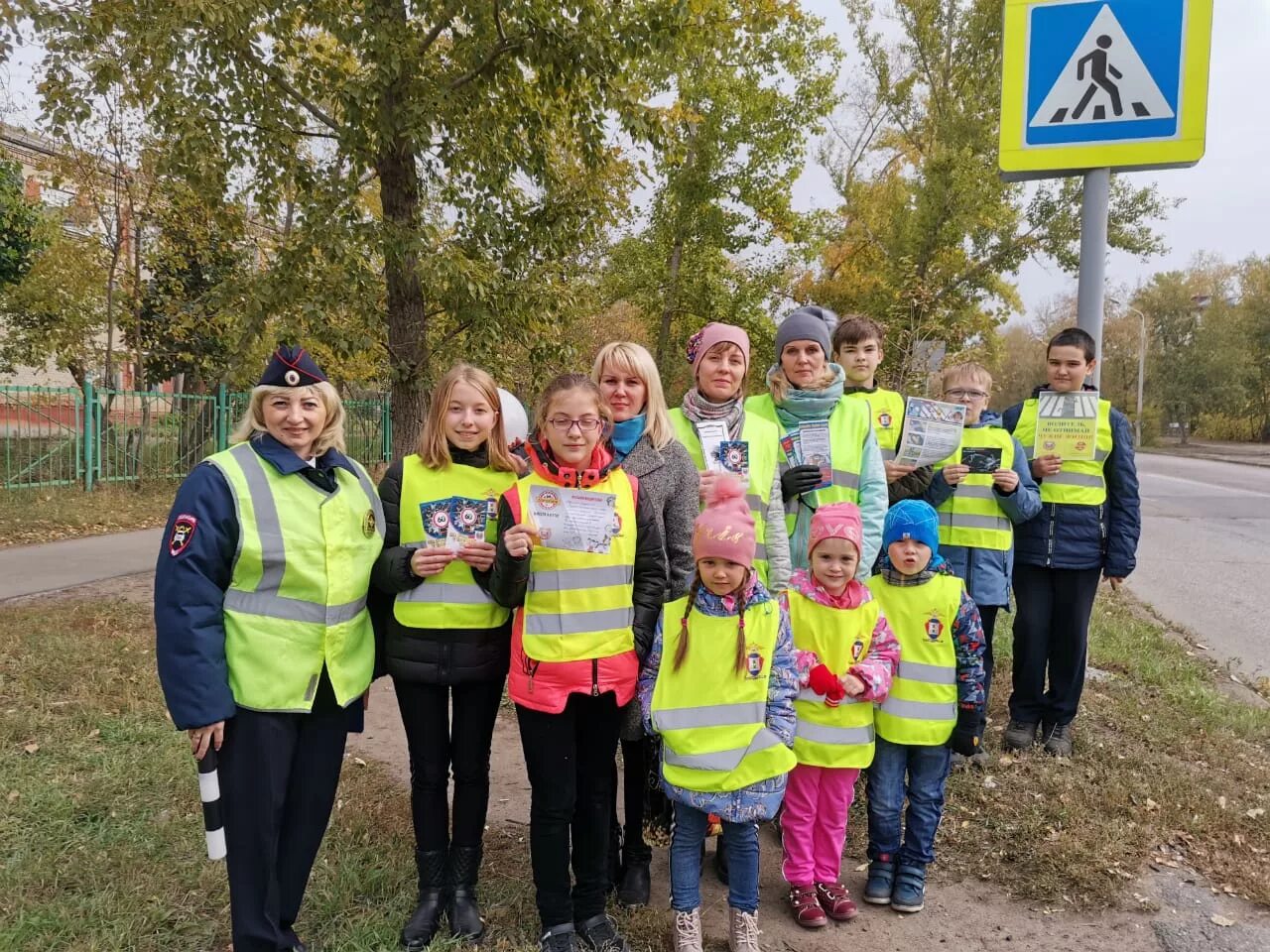 Госавтоинспекторы и юид провели мероприятие вместе за безопасность. Название отряда юид. Пдд для детей в картинках. Патруль юид. Эмблема юид дорожный патруль в школе варианты.