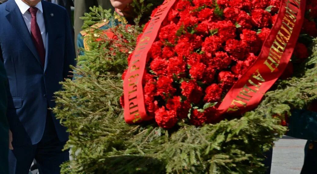 Букет на похороны женщине. Несла венок на похоронах. Могильные цветы венок. Могильные венки. Надписи на лентах для венков от коллег.