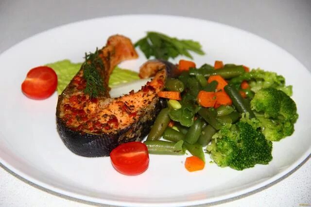 радужная форель на пару. форель припущенная. форель припущенная. терпуг дорадо сибас. запеченное филе лосося.