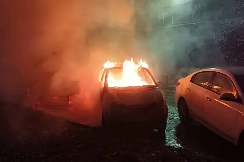 Что произошло 24.03 24. Загорелась машина в Череповце. Сгоревшая машина Рио 2011.