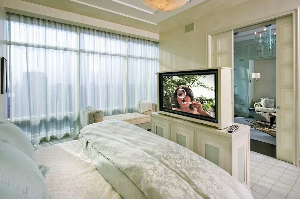 Телевизор в спальне. Телевизор у окна в спальне. Интерьер спальни с телевизором. Размещение телевизора в спальне. My room tv