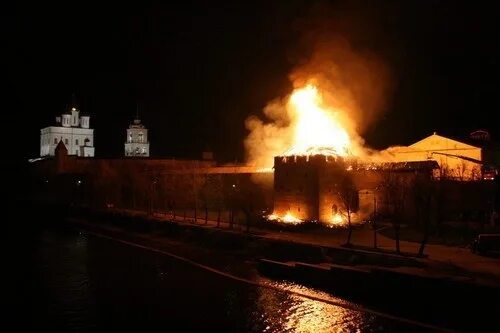 Власьевская башня Пскова после пожара. Власьевская башня Псков ресторан. Пожар Псков башни. Псков башня Кремль пожар. Тоже сгорела