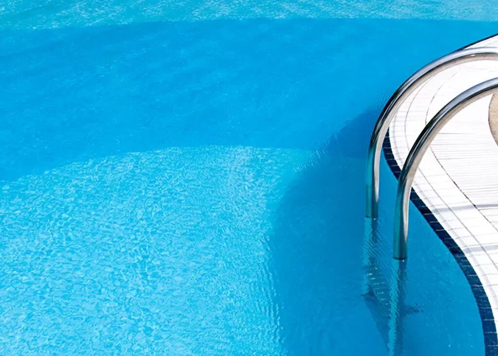 Отделка бассейна плиткой. Tiny pool rustic. Переливной лоток бассейна инфинити. Вода в бассейне. Back view of going to the swimming pool.