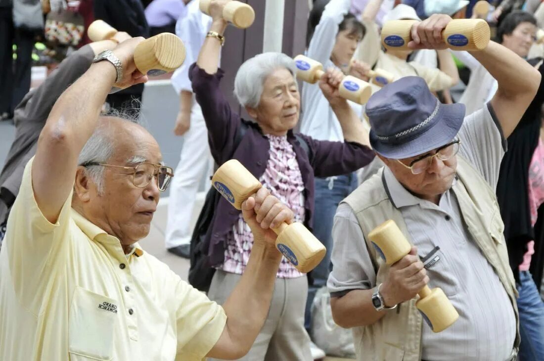 Самое пожилое население. Долгожители Окинавы. Японские долгожители Окинава. Старики в Японии. Пожилые люди в Японии.