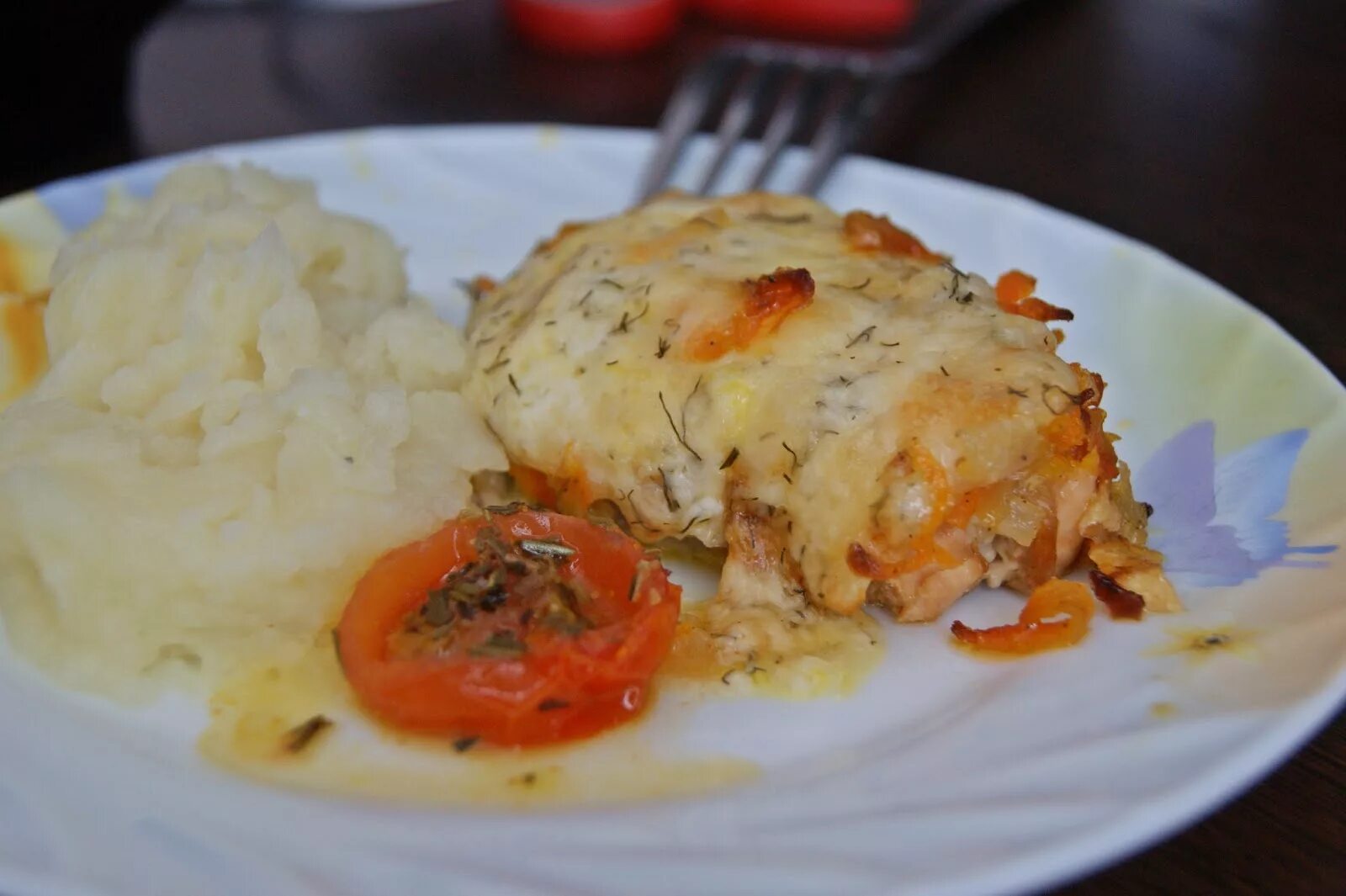 горбуша под шубой. горбуша с овощами под сыром. горбуша запеченная с овощами. горбуша под овощами. горбуша с овощами под сыром.