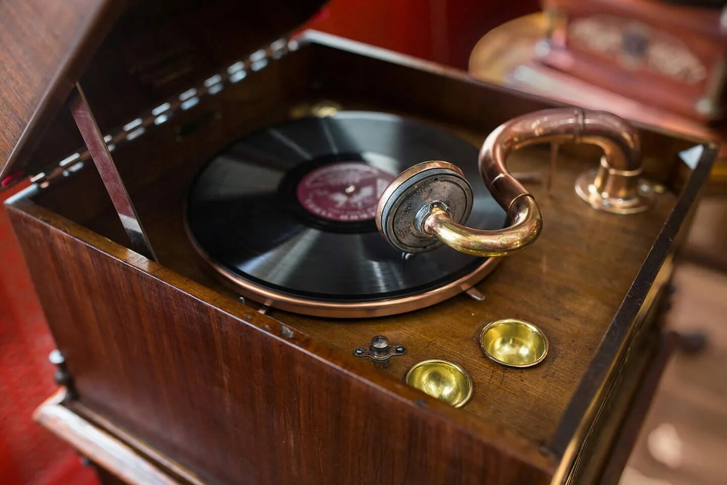 Музыкальная тематика. Музыкальный винтаж. Музыкальный винтаж. Патефон 1914г. Музыкальный фон для презентации.