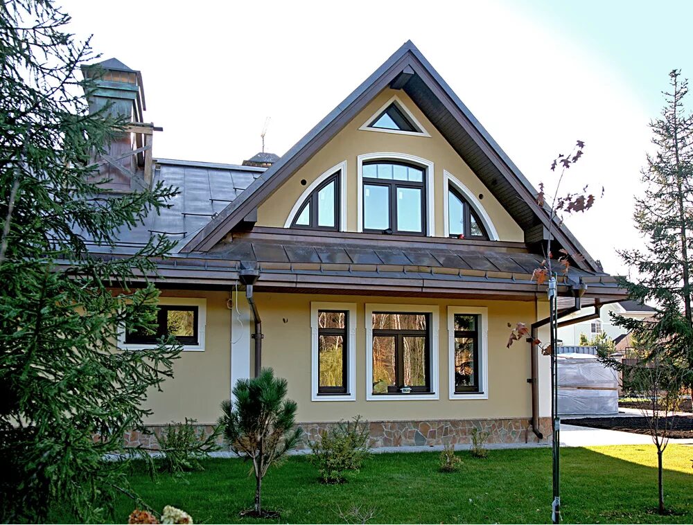 выносные окна на фасаде. фасадный декор для окон. 3 окна на фасаде. фасад с арочными окнами. обрамление окон на фасаде дома.