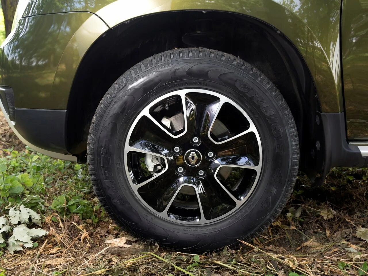 Диски на рено дастер 17 радиус. Черные диски на рено дастер. Рено дастер белый r17. Рено дастер 16. Рено дастер r16.