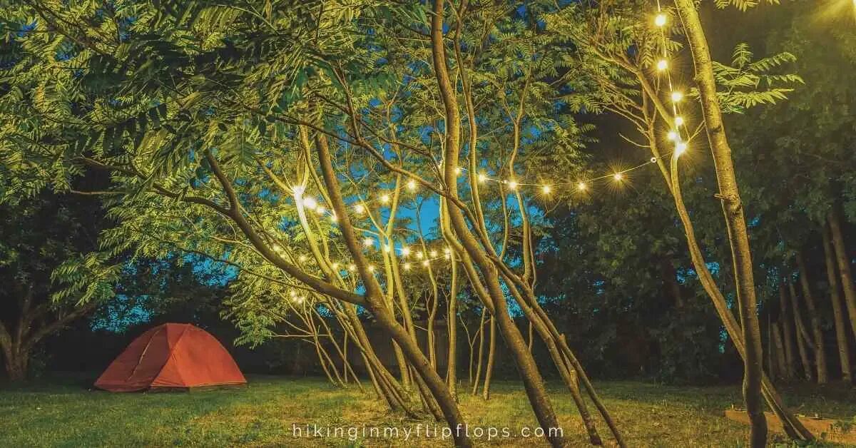 Camping lighting. Глэмпинг холмы Ульяновск. Палатка с гирляндой. Гирлянда для кемпинга. Кемпинг на природе с гирляндой.