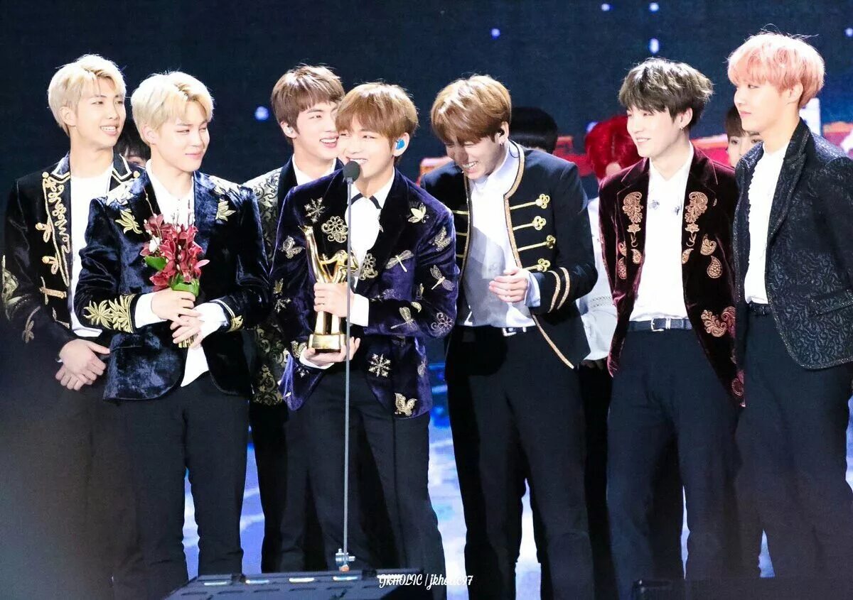 Bts awards. BTS 2017 дэсан. Группа БТС 2017 года. БТС на премии 2014. BTS дэсан 2016.