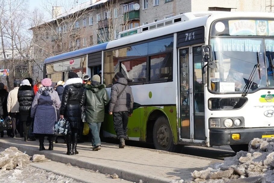 Остановка автобуса. Автобус на остановке Хабаровск. Пассажиры в городском автобусе.