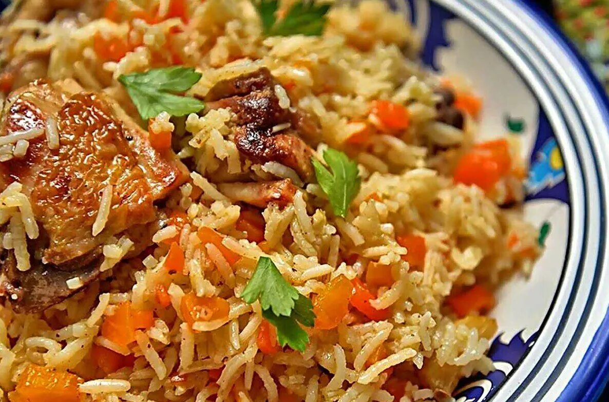 Рассыпчатый рис с курицей. Рис басмати для плова. Плов из риса басмати. Рис для плова индийский. Плов с курицей.