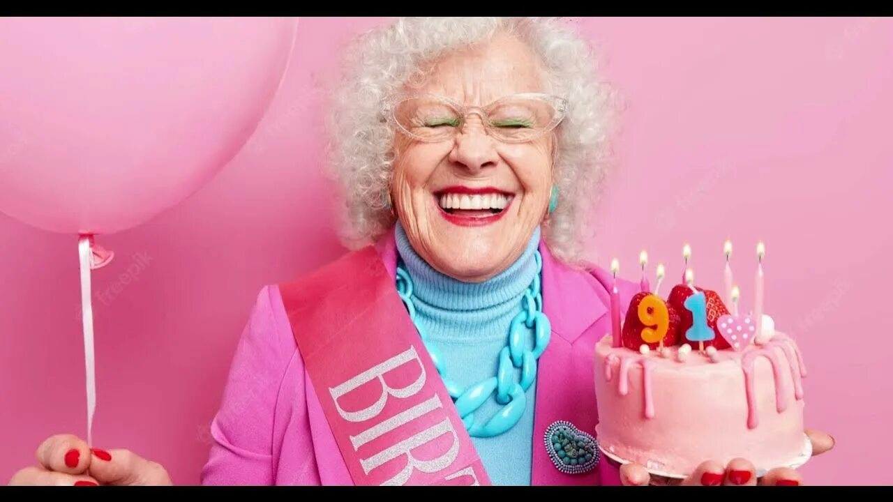 Бабуля отмечает день рождения. Торт с бабкой. Elderly women party. Добрая бабушка. С днём рождения бабушка.