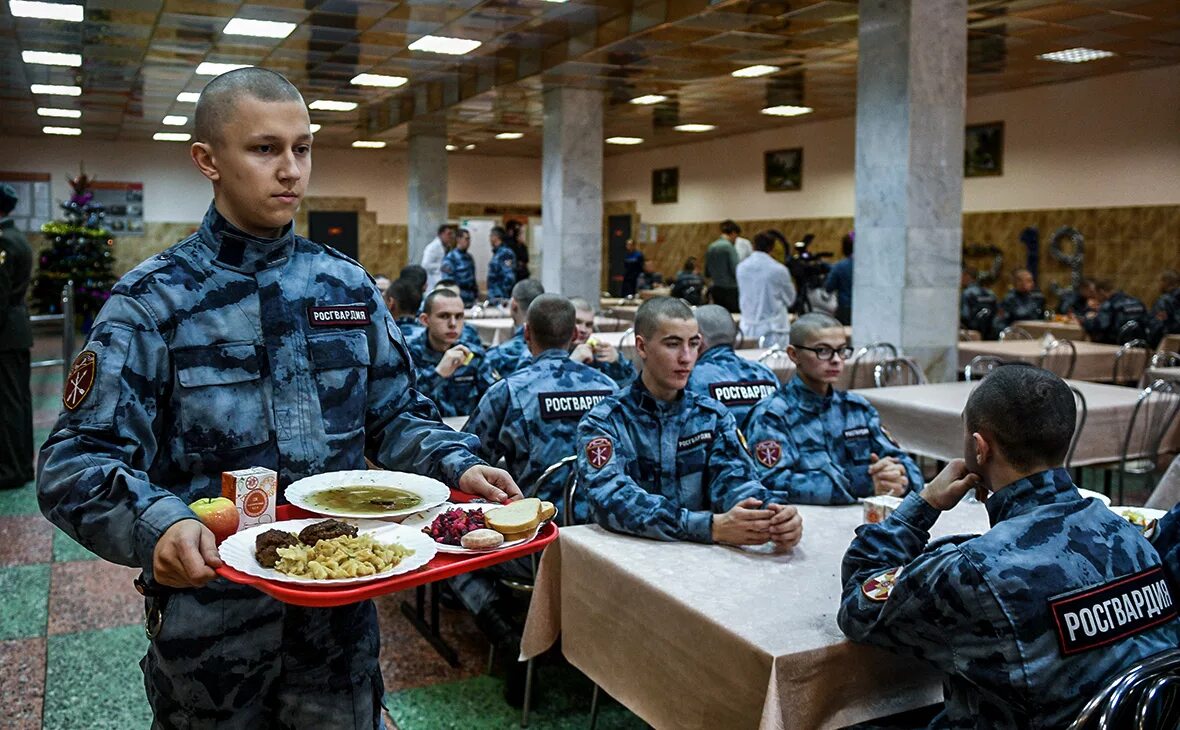 Народов росгвардия. Росгвардия в столовой. Столовая Росгвардия. Питание в Росгвардии. Армейская еда в столовой Росгвардия.