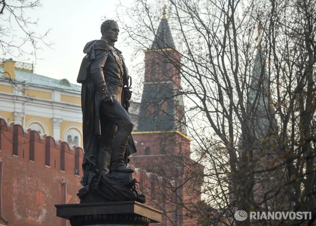 Памятник императору Александру 1 в Александровском саду. Александровский сад памятник Александру Москва. Памятник Александру первому в Кремле. Памятник александру первому