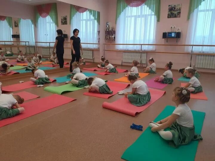 школьники на физкультуре. занятия иди занятие. занятия иди занятие. студенческий проект сили семьи. детский фитнес.