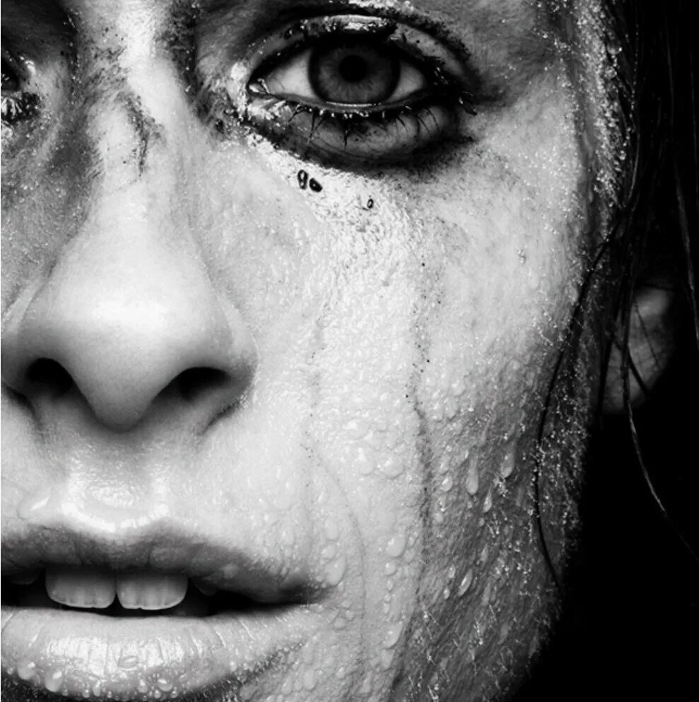 Мокрое лицо. Лицо черно белое. Заплаканное женское лицо. Плачущие лица.