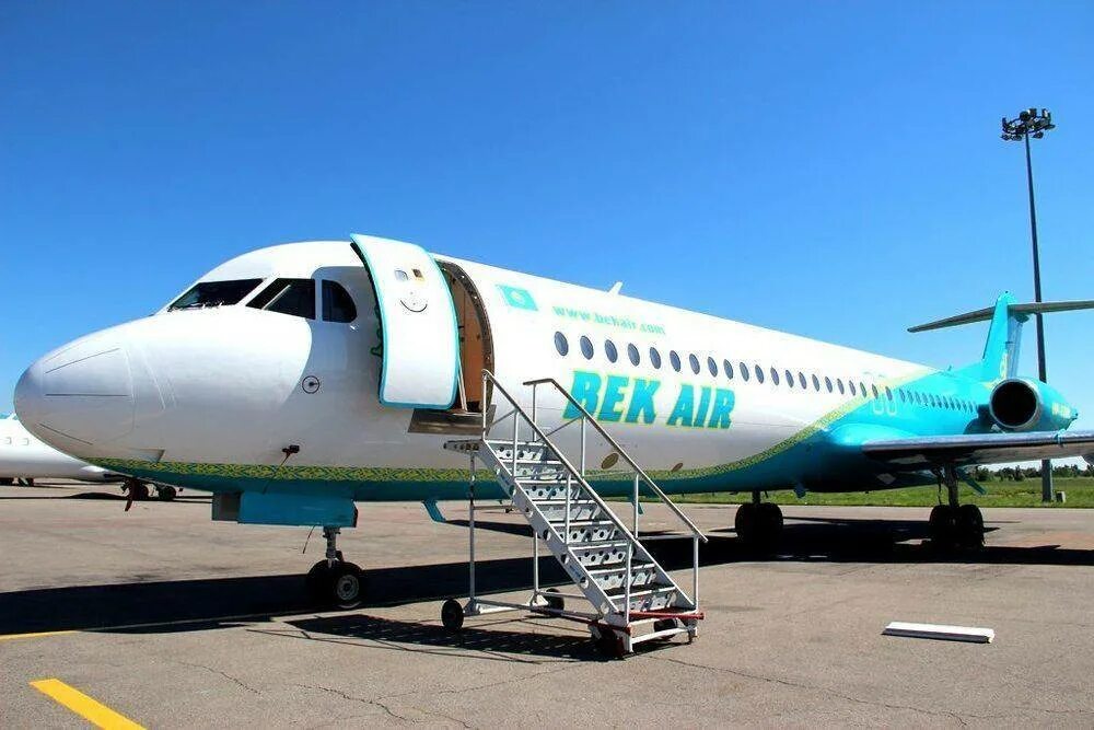 Айр казахстан. Fokker 100 самолет. Самолёт авиакомпании Бек Эйр. Bek Air авиакомпании Казахстана. Самолет Эйр Астана.