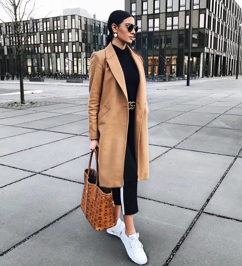 Стильное розовое пальто женское. Стильное красное пальто. Пальто кэмел 2022. Образы с коричневым пальто. Стильный лук.