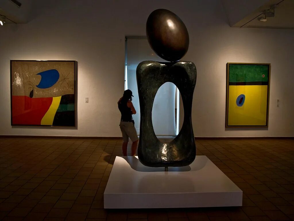 Miro magic mirror. Музей-студия радиотеатра. Евгения миро художник. Волшебное зеркало диснея с микки маусом. Miro magic mirror.