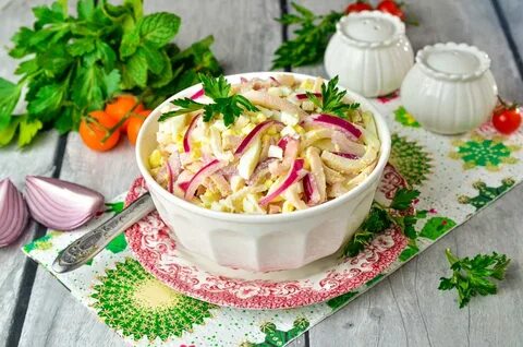 Салат с кальмарами и картошкой и яйцами