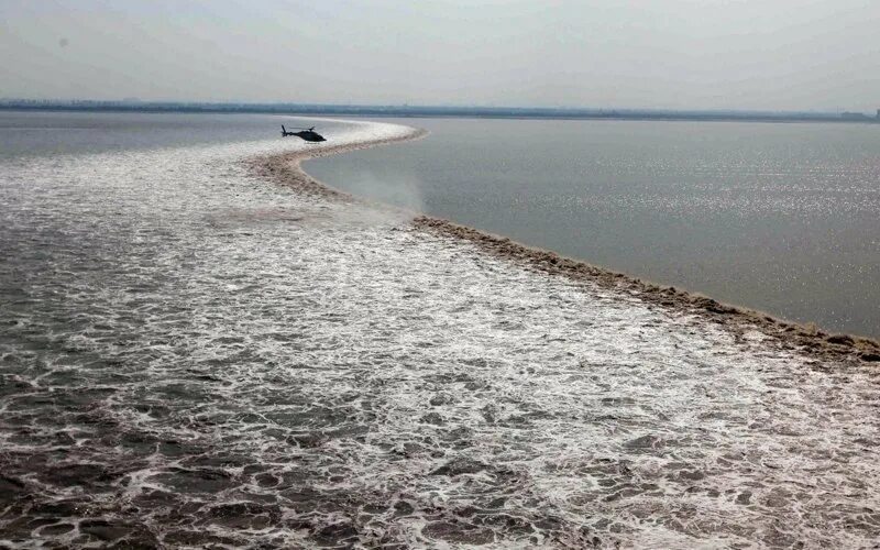 Цяньтан приливная волна. Бор на реке Цяньтан. Волна Поророка на Амазонке. Приливная волна на Амазонке. Приливная волна славы