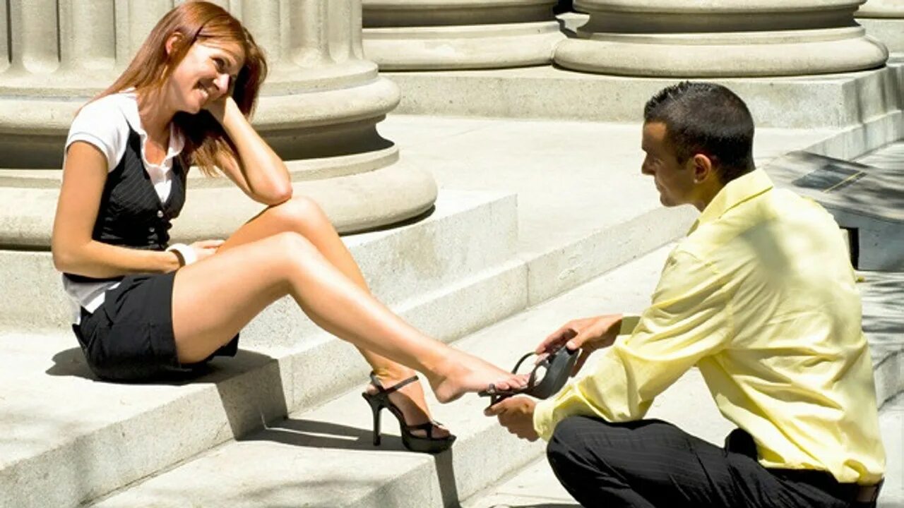 Заметили в женском. Мужчина у ног женщины. Раб на коленях. Раб у ног. Парень надевает обувь девушке.