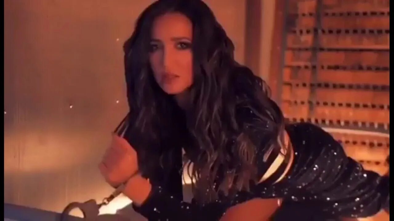 Московский выпускной 2019 бузова. Танцуй под бузову клип. Гамбит бузова клип. Она не боится бузова. Она не боится бузова.