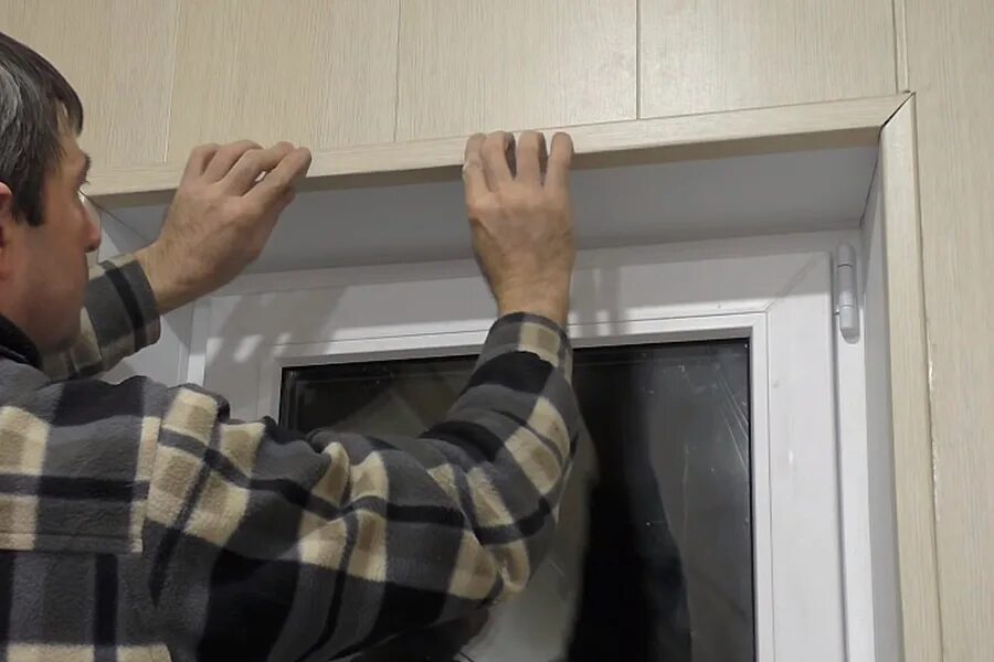 Крепление пластикового подоконника. Монтаж оконных откосов. Замена пластиковых откосов. Откосы для пластиковых окон. Замена пластиковых откосов.