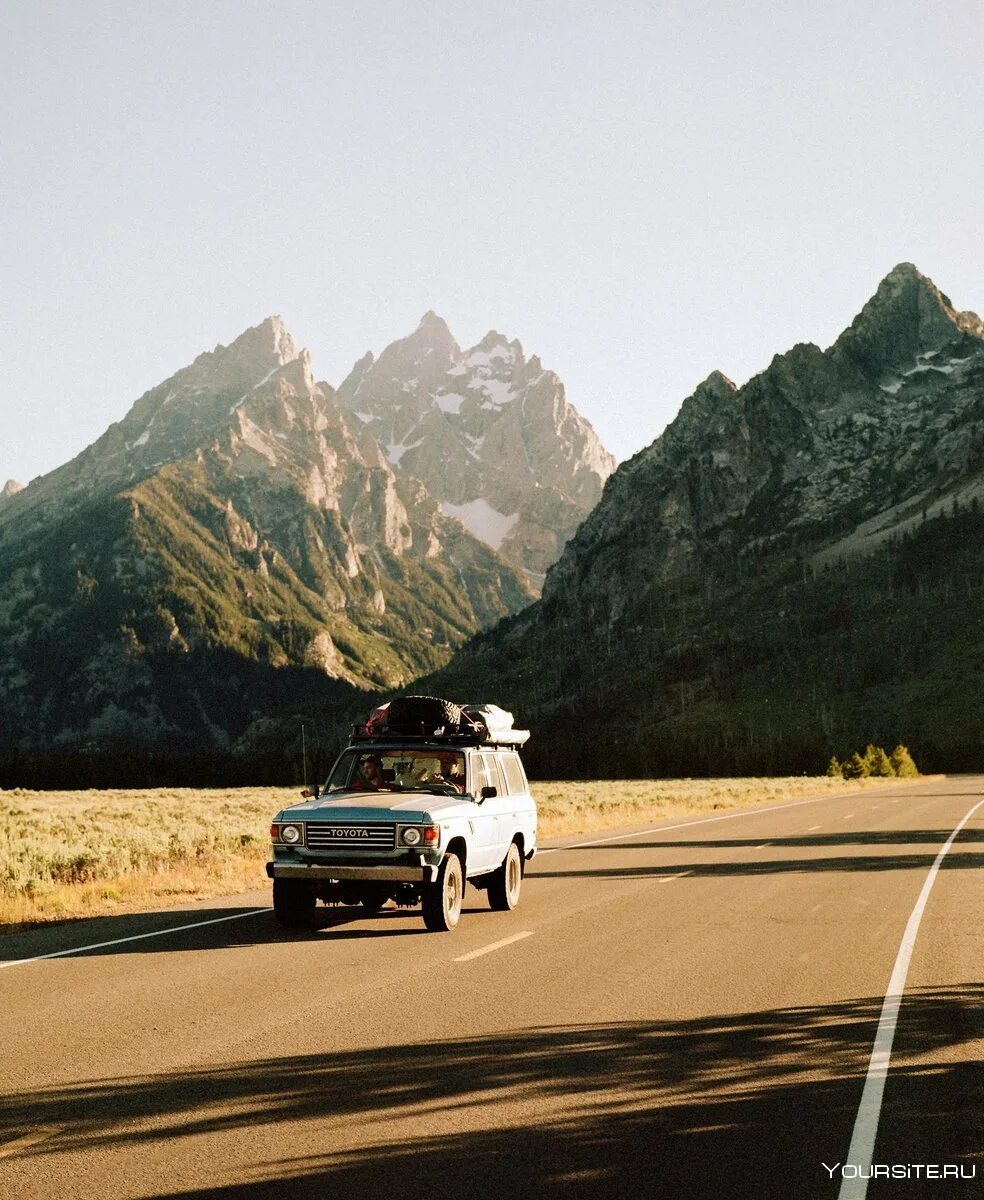 Путешествие на автомобиле. Авто для путешествий. Машина в горах. Эстетика путешествий в машине.