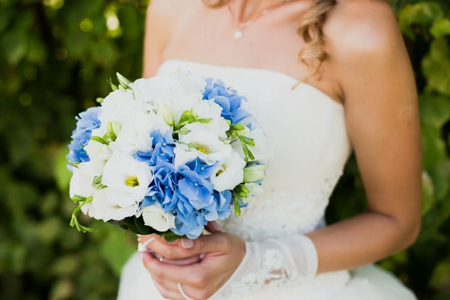 Кремово голубой. Букет невесты с голубой гортензией. Свадебный букет с гортензией голубой. Букет невесты в синем цвете.