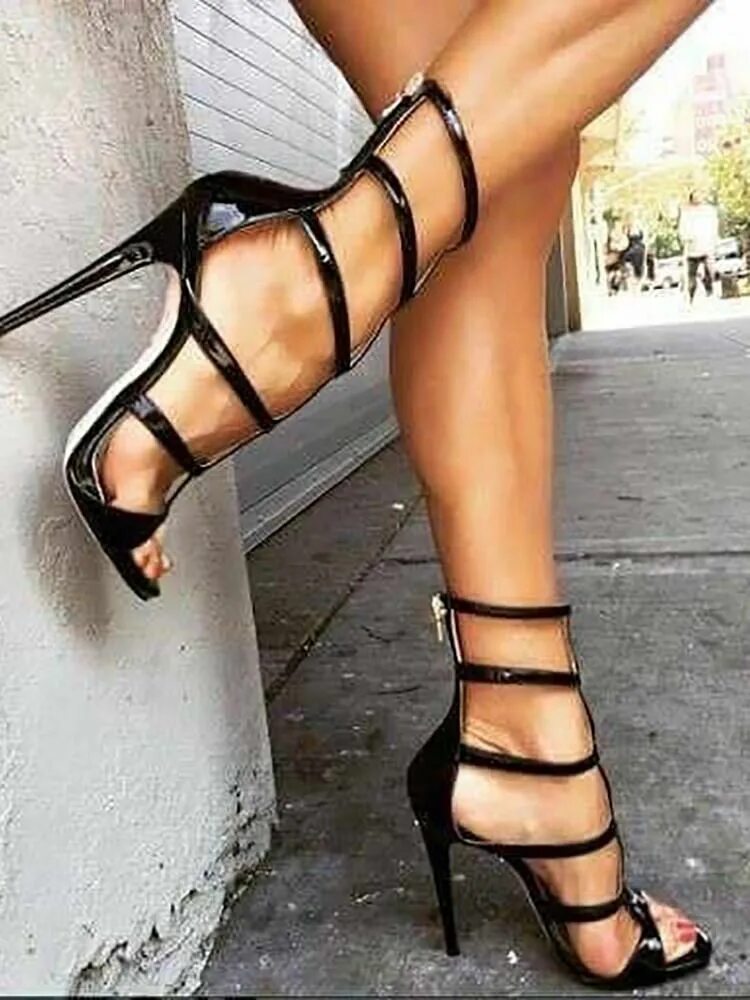 Hot high heels. Ноги в босоножках на высоком каблуке. Красивые девушки в босоножках. Босоножки на высоком каблуке. В босоножках на шпильке.