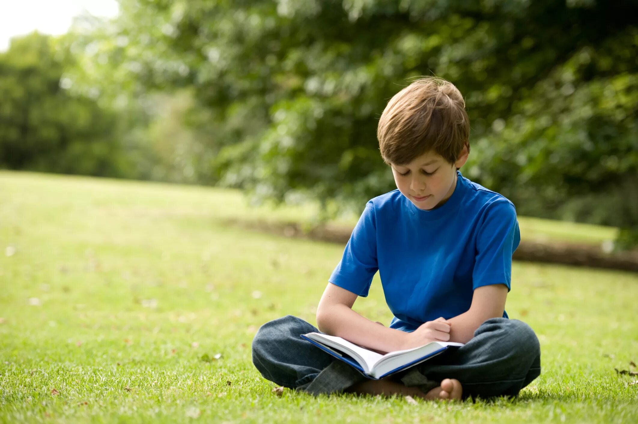 Книги для детей. Размышления школьника. Юноши размышление. A boy reading a book. Чтение ис