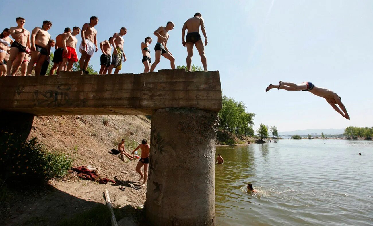девушка прыгает в воду. прыгает в воду. прыгнуть в речку. прыгнуть в речку. парни на речке.