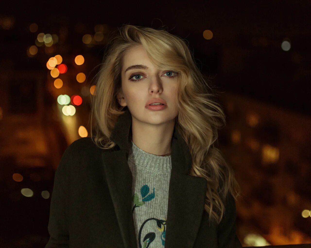 Night blonde. Блондинка с голубыми глазами. Портрет с боку. Ночной портрет. Портрет ночью.