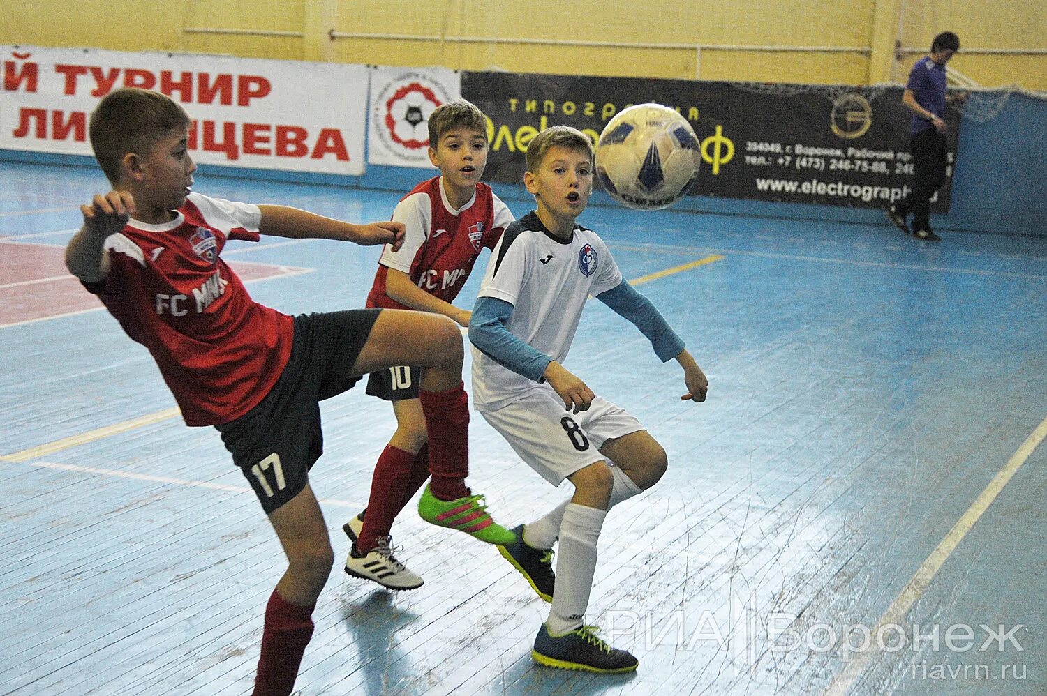 Областной молодежный центр воронеж. Соревнования женщины. Юн воронеж. Крестененко футболист воронеж. Юн воронеж.