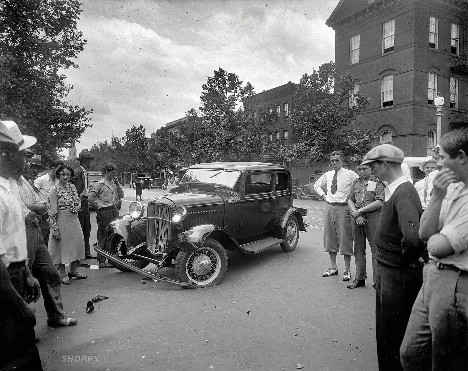 Грузовики сша 1940х. Грузовые автомобили 20 века. Транспортные средства 30 годов. Улица с машинами 20 век. Газ 1935.