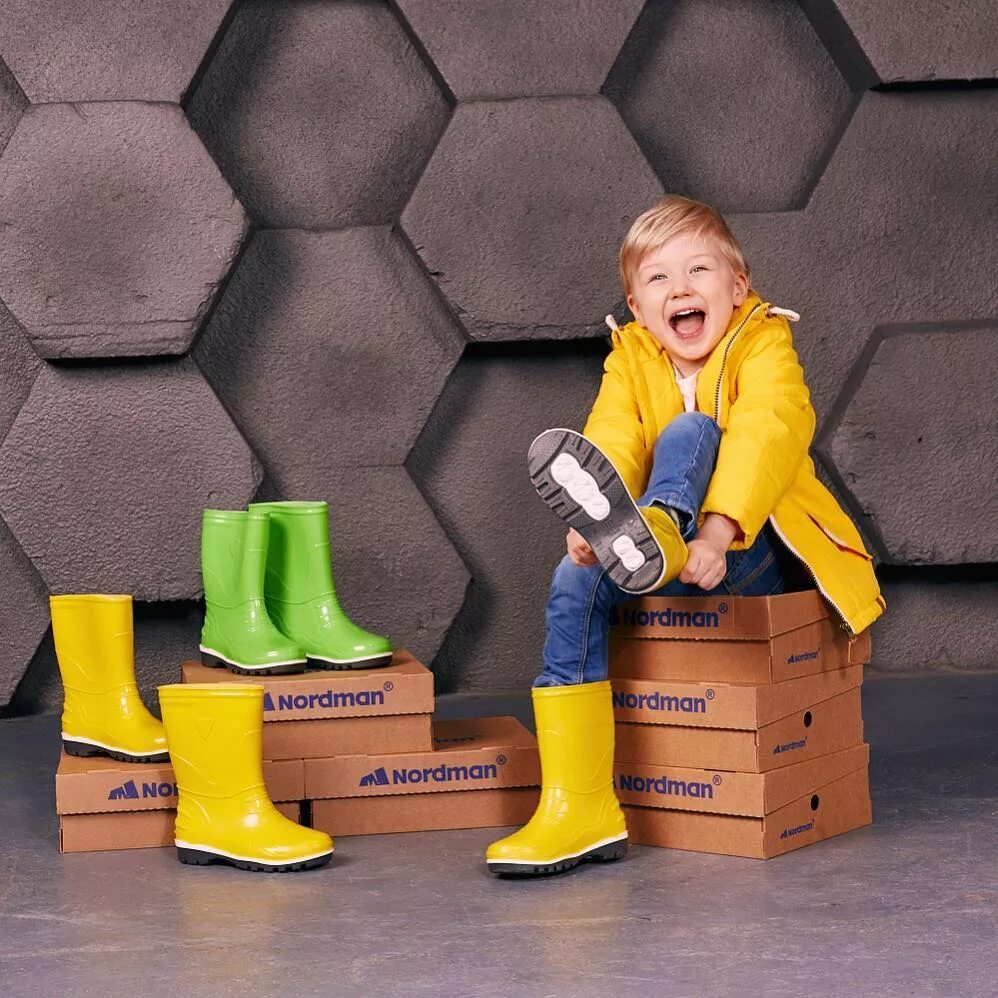 Обувь Нордман для детей. Сапоги резиновые для детей. Детская обувь реклама. Детская фотосессия в резиновых сапогах. 2 года в сапогах