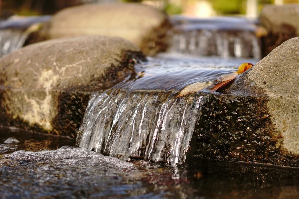 Ветер текущая вода. Вода течет. Текучие воды. Ручеек течет. Ручей (Водный поток).