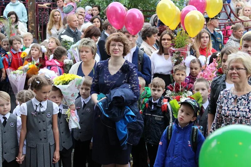 Сайт ломоносовской гимназии петрозаводска. Ломоносовский лицей Петрозаводск. Директор 30 гимназии Петрозаводск. Ломоносовская гимназия Петрозаводск учителя.