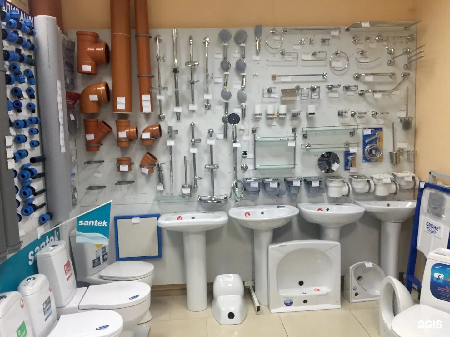 сантехническое оборудование. аквасант база сантехники. демонтаж унитаза. сантехника. сантехника ассортимент.