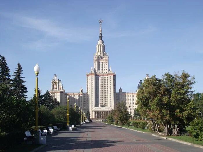 Площадь мгу. Университетская площадь Москва. Сквер МГУ Москва. Университетская площадь перед МГУ.