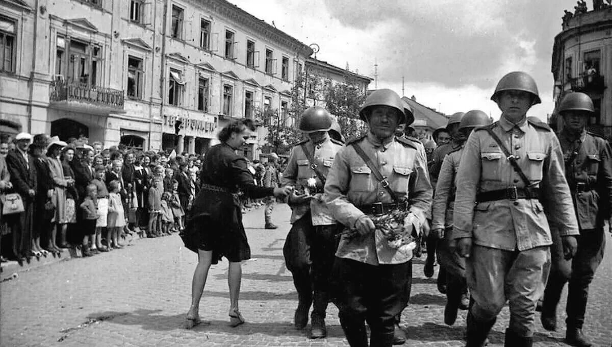 Польша освобождение 1944 г. Освобождение столицы Польши Варшавы. Освобождение Варшавы 1945. Освобождение Варшавы советскими войсками. Львов военная операция