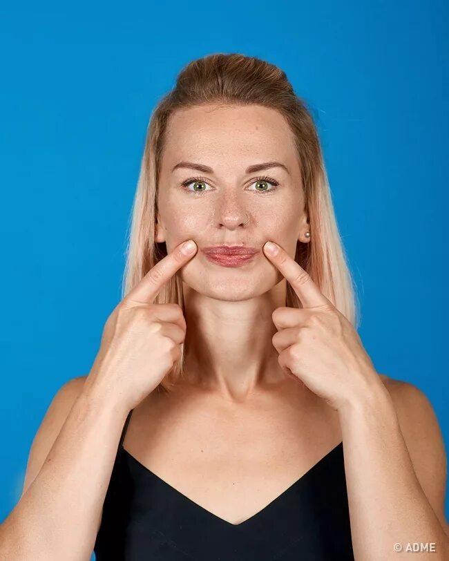 Поджатые губы. Нормальная артикуляция звука н. Жесты кистей рук. Невербальные коммуникации улыбка. Поджатые губы.