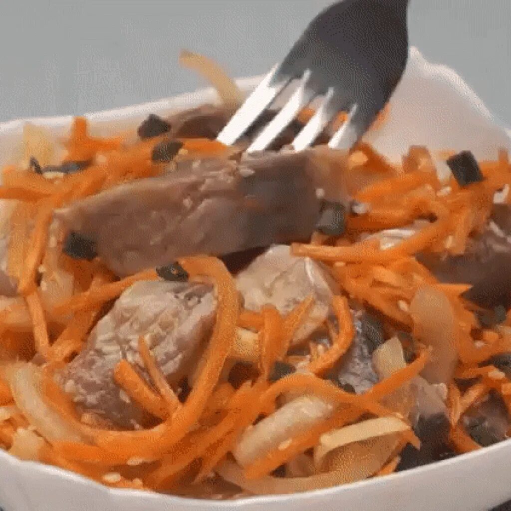 Селедка по корейски. Рыбное хе по-корейски. Хе сазана. Хе с рыбой и морковью и луком. Хе сазана.