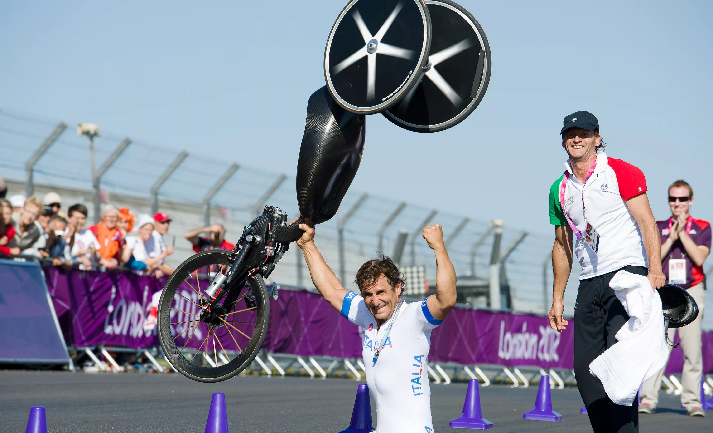 Спортсмен пришедший первым. Гонки инвалидов. Гонки на инвалидных колясках. Гонки на колясках для инвалидов. Лондон Паралимпийские игры 2012 фото.