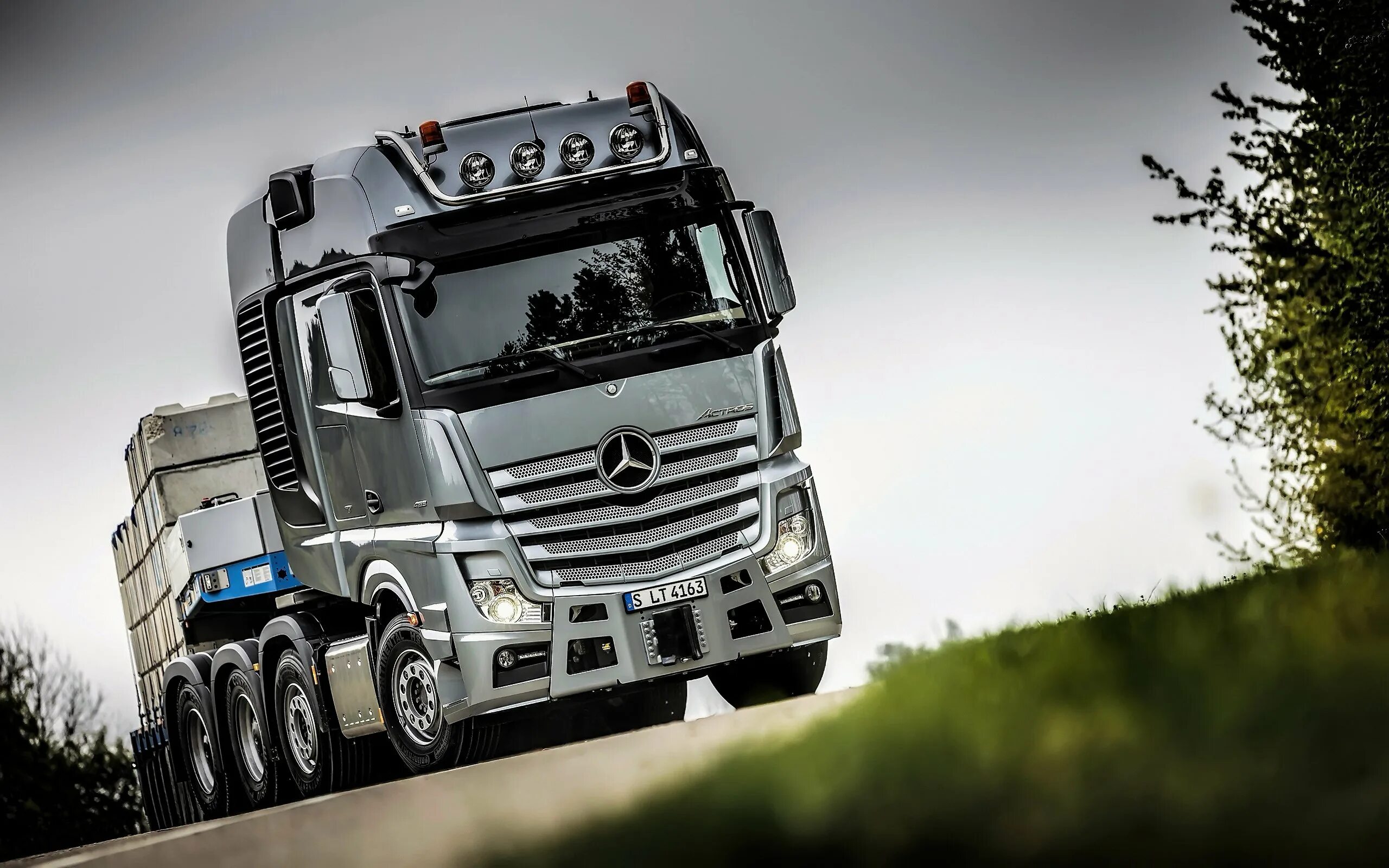 10 самых грузовиков. Mercedes Benz Actros 4163 SLT. Тягач Мерседес Бенц Актрос. Мерседес Бенц Актрос 2013. Мерседес Актрос тягач SLT.